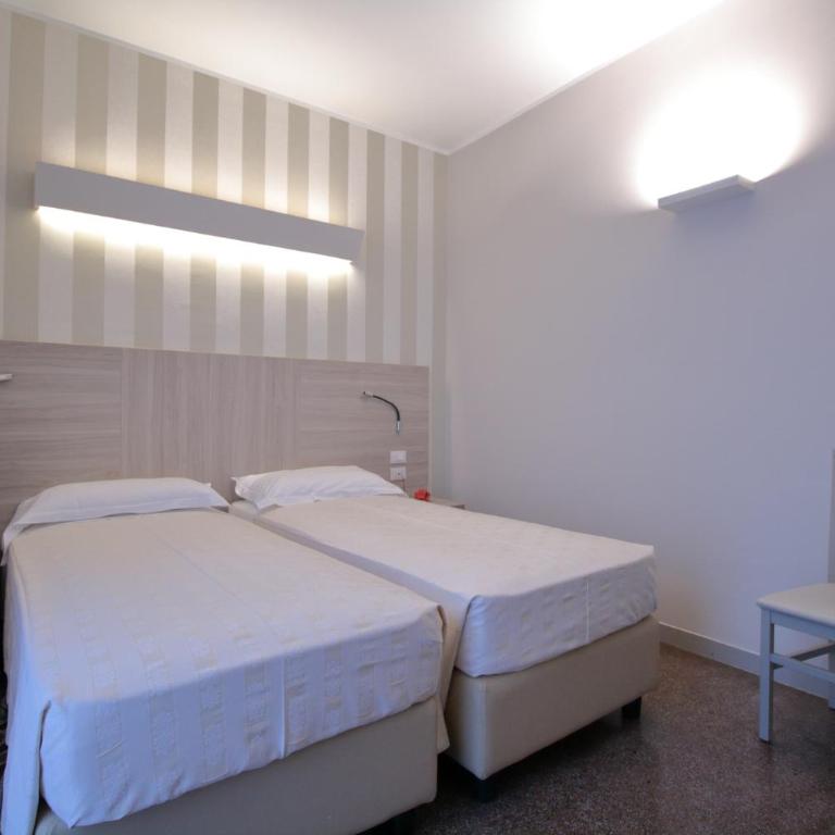 Hotel Vittoria - Camera Doppia con Letti Singoli con Balcone - 2