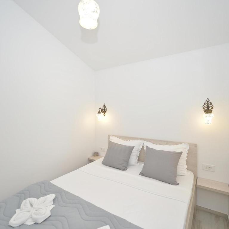 J & P Apartments Orahovac - Apartment with Balcony - 4