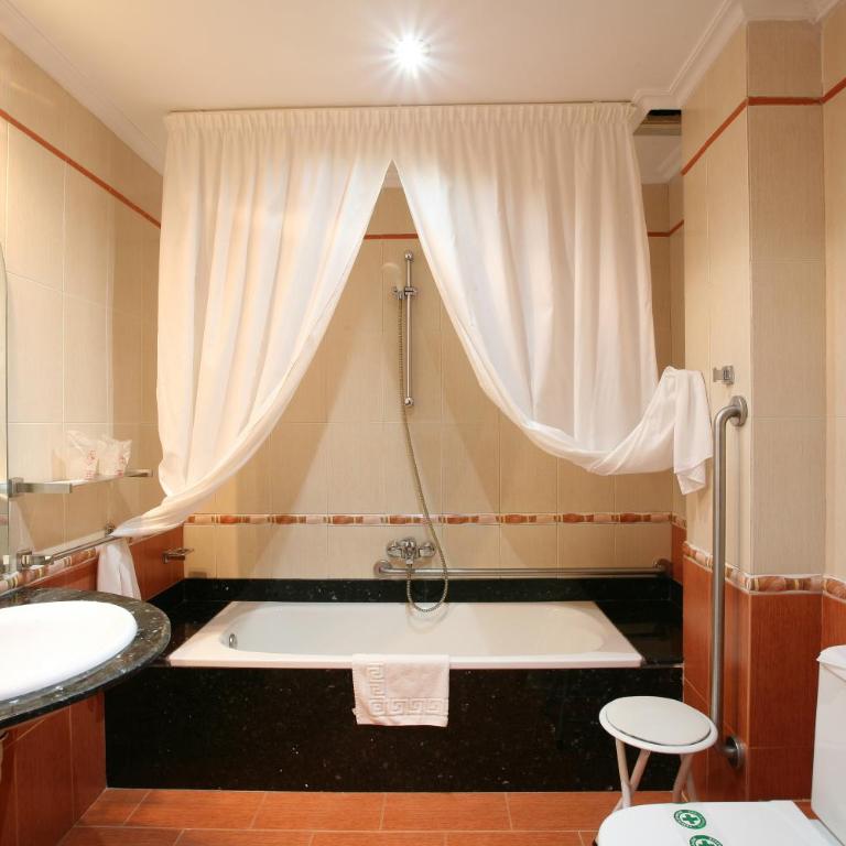 Hotel Canadá - Habitación adaptada para personas con movilidad reducida - Cama grande - 4