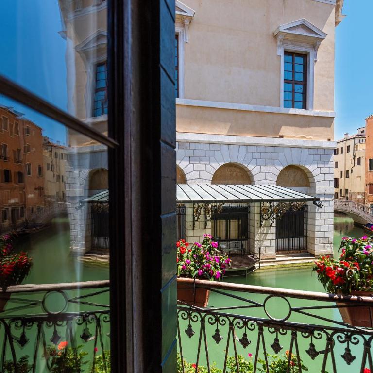 Domus Superior - Camera Matrimoniale Superior con Balcone e Vista Canale - 16