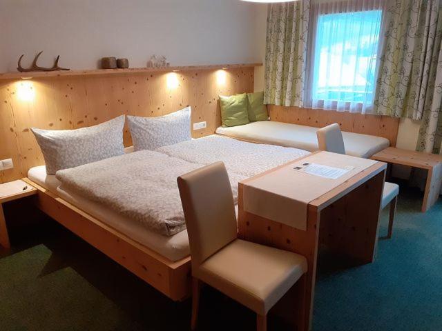 Gästehaus Sahler - Familienzimmer mit Balkon - 2