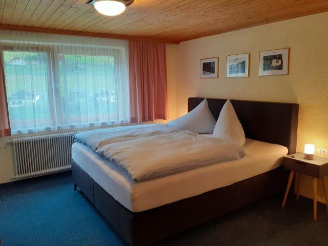Gästehaus Sahler - Dreibettzimmer mit Balkon und Gemeinschaftsbad - 1