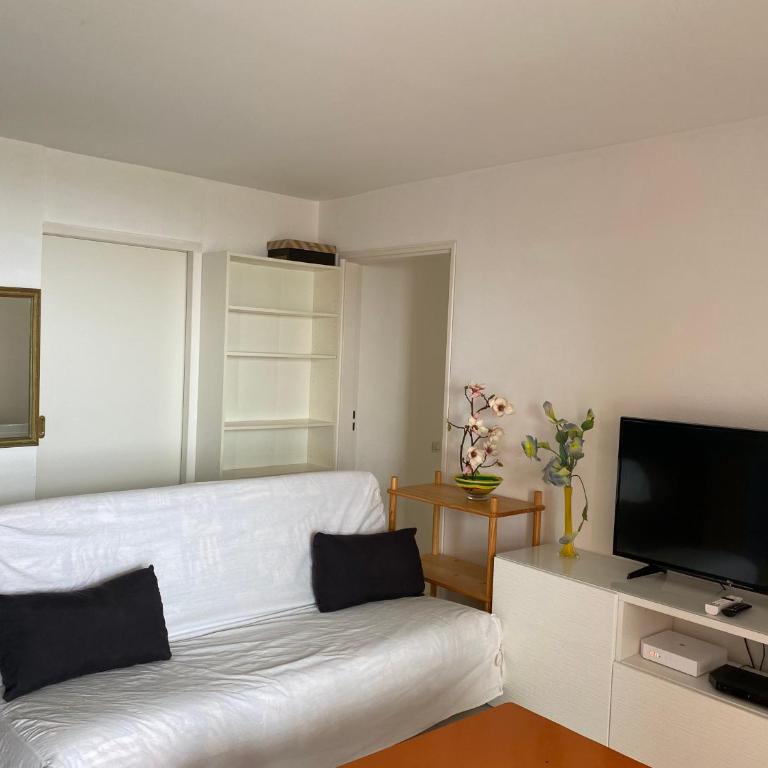 Mandana - Three-Bedroom Apartment - 11