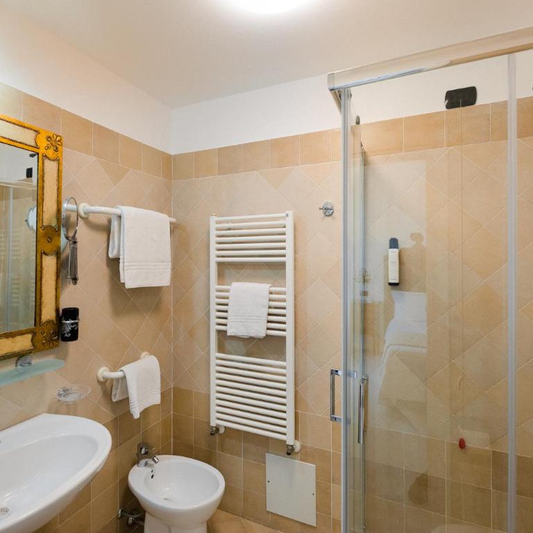 Hotel Berna - Camera Familiare - 8