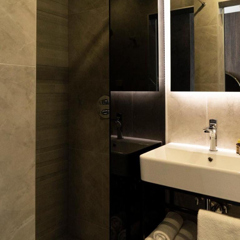 Hotel Pasha - Deluxe Double Room with Balcony - 14