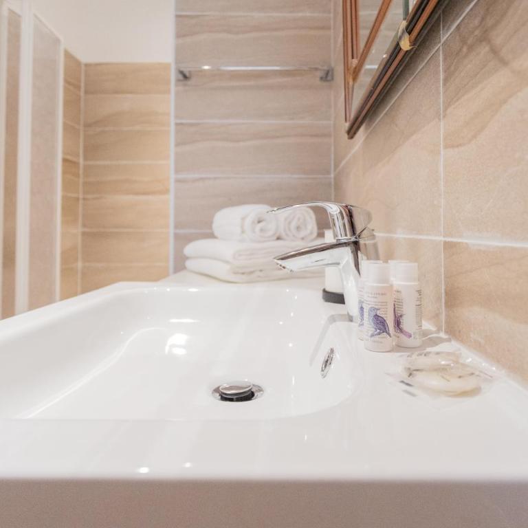 Da Pia in Historycal Como City Centre by Rent All Como - Appartamento con 2 Camere da Letto - 22