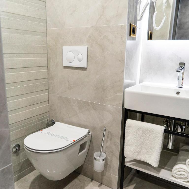 Hotel Pasha - Deluxe Double Room with Balcony - 6