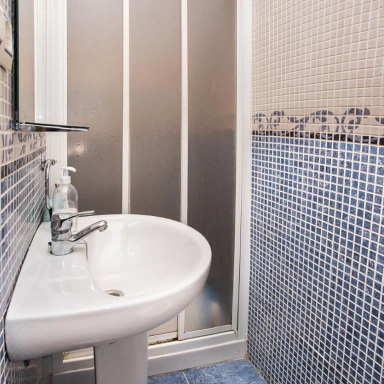 Piso Plaza de las Flores - Two-Bedroom Apartment - 15