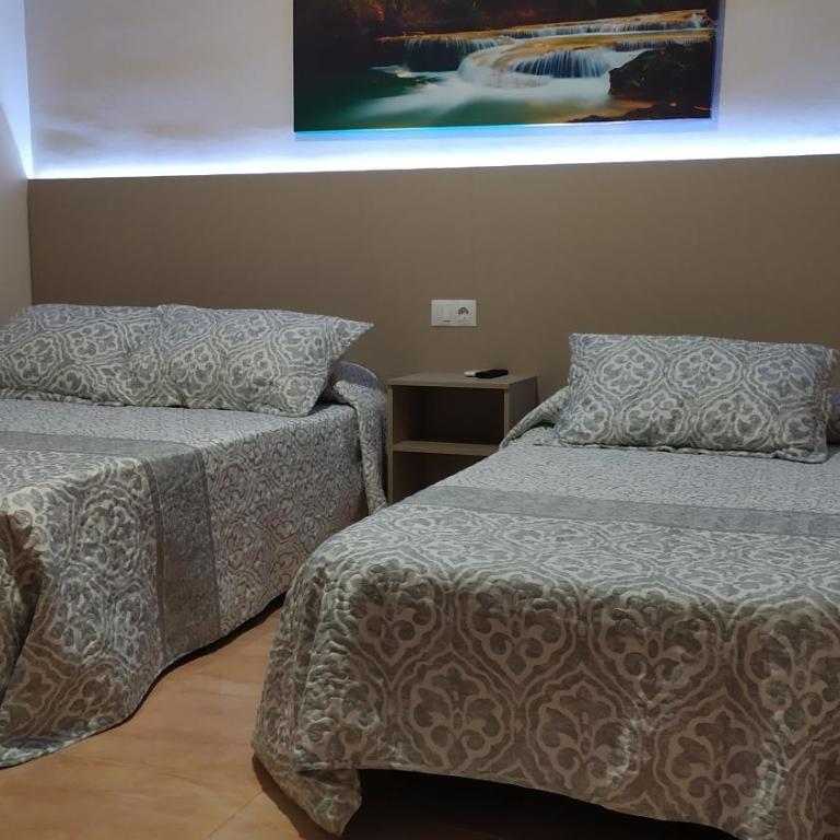 Las Rosas - Triple Room with Private Bathroom - 3