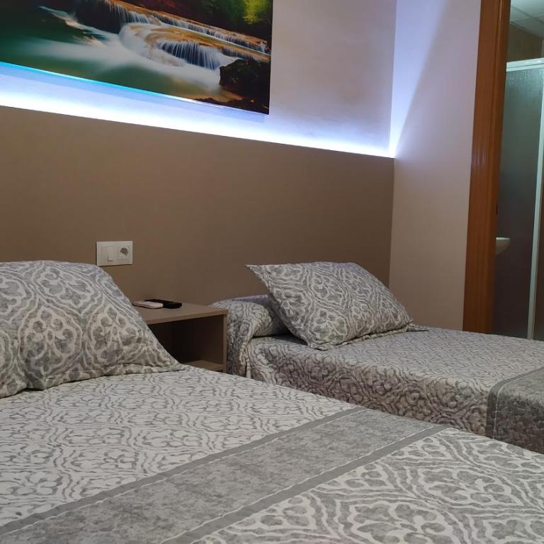 Las Rosas - Triple Room with Private Bathroom - 2