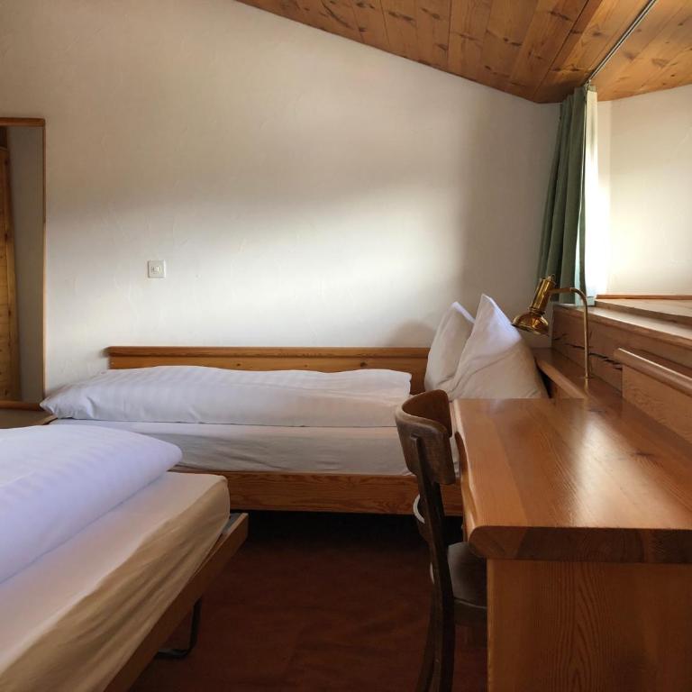 Arena Guesthouse - Familienzimmer mit Balkon - 3