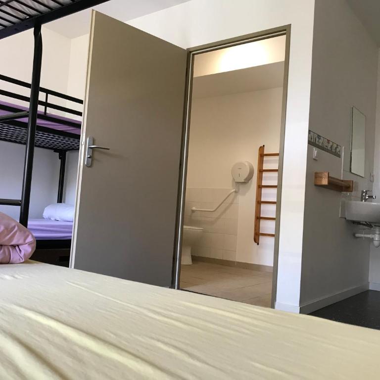 Auberge de Jeunesse HI Serre-Chevalier - Bed in 8-Bed Female Dormitory with Ensuite Bathroom - 7