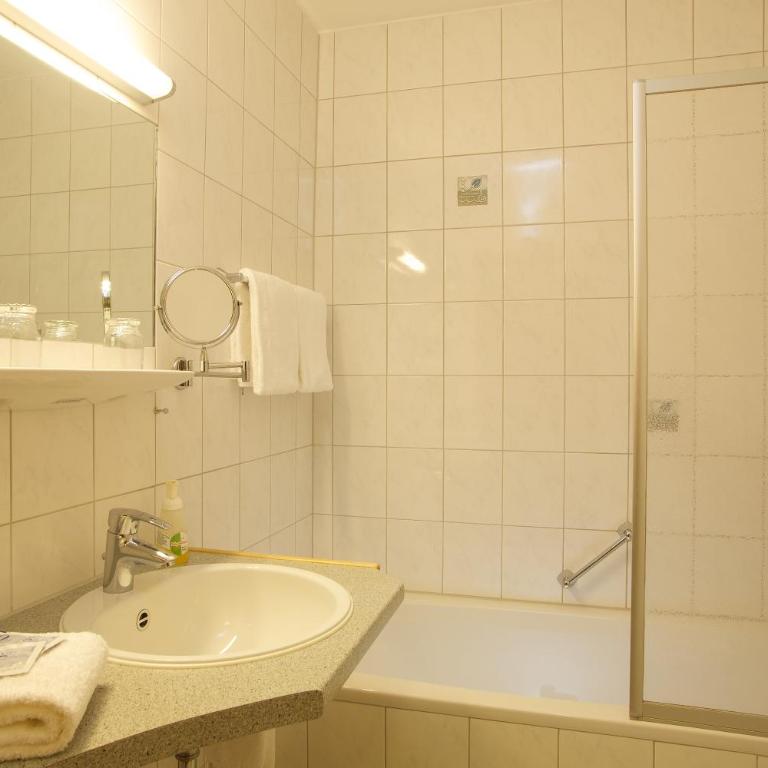 Landhotel Seeg - Superior Doppel- oder Zweibettzimmer mit Gartenblick - 1