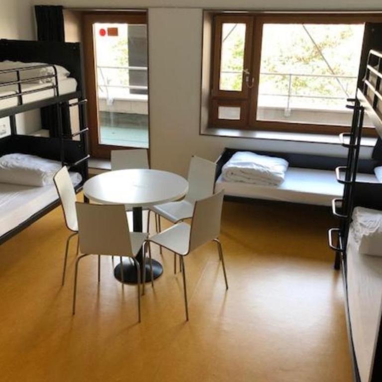 Auberge de Jeunesse HI Paris Yves Robert - Room for 5 People with Ensuite Shower – Shared Toilets - 5