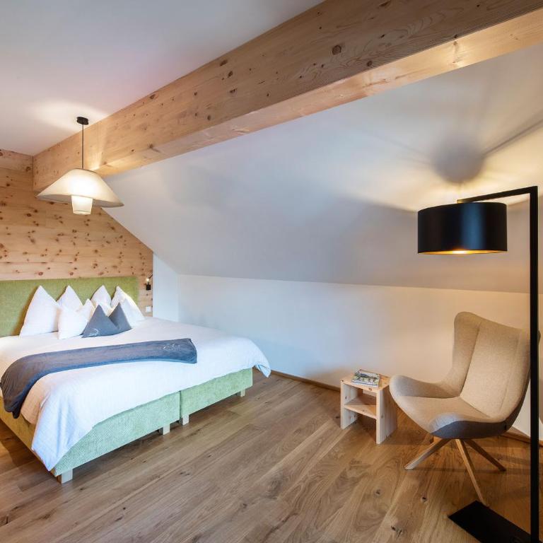 ALMGUT - Mountain Wellness Hotel - Suite mit Kingsize-Bett und Balkon - 1