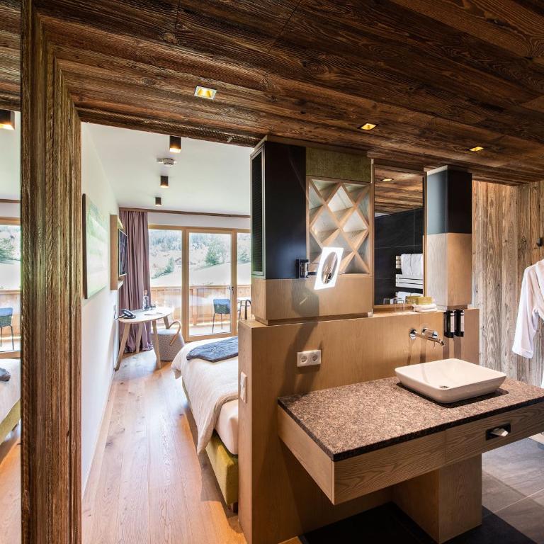 ALMGUT - Mountain Wellness Hotel - Zimmer mit Queensize-Bett und Balkon - 3