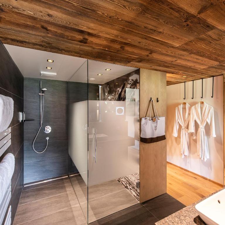 ALMGUT - Mountain Wellness Hotel - Zimmer mit Queensize-Bett und Balkon - 4