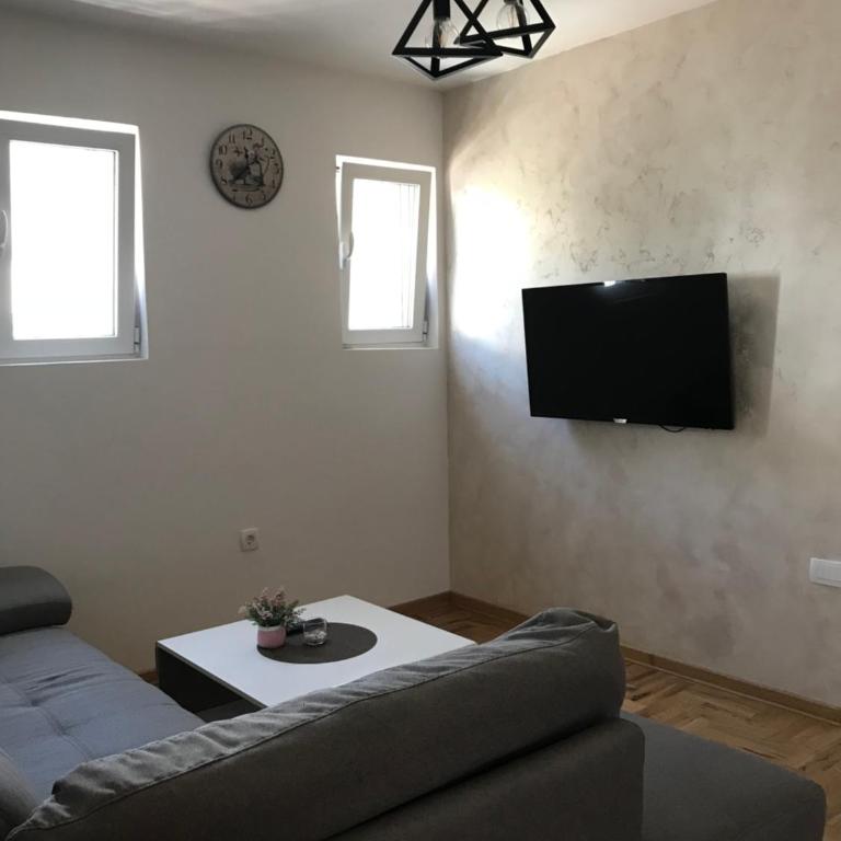 Apartman Tijana - Apartman sa 2 Spavaće Sobe i Balkonom - 1
