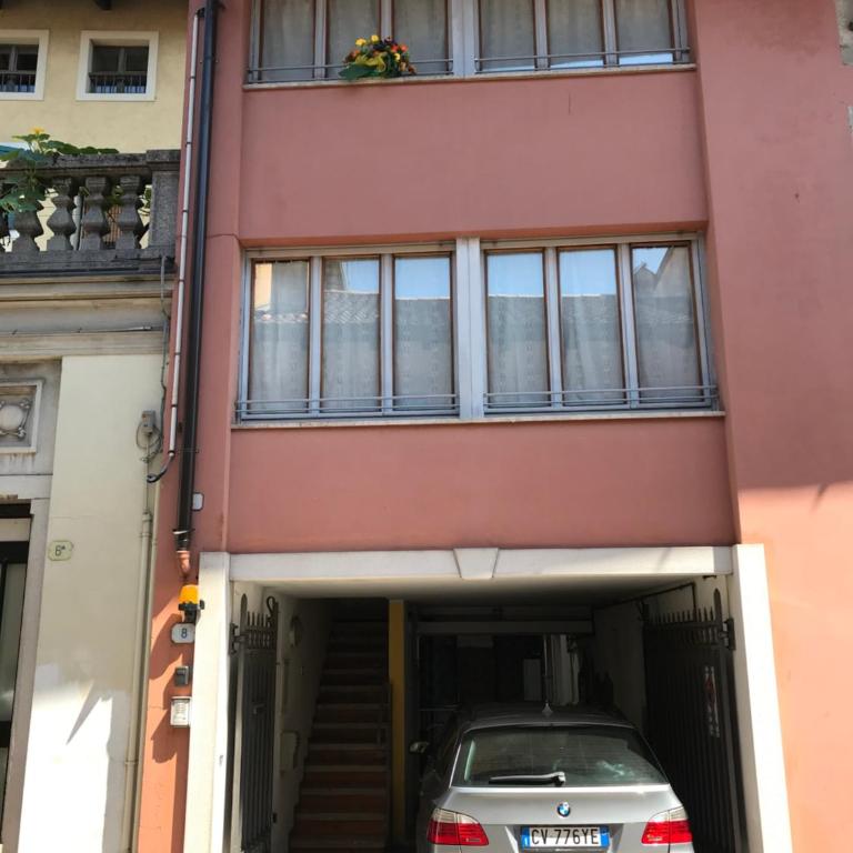Che piacere! Udine in centro col posto auto - Appartamento con 1 Camera da Letto - 2