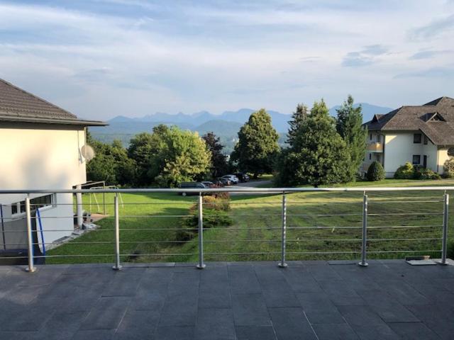 Velden View Ferienwohnung direkt am Wald mit großer Sonnenterrasse und grandiosem Karawankenblick - Apartment mit Blick auf die Berge - 5