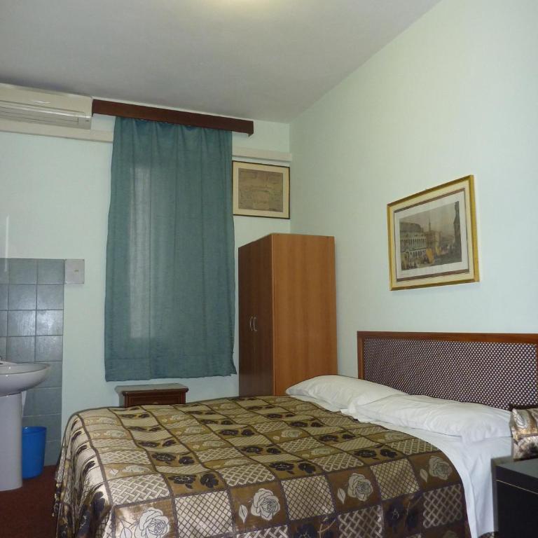 Albergo Junior - Camera Matrimoniale/Doppia con Letti Singoli con Bagno in Comune - 1