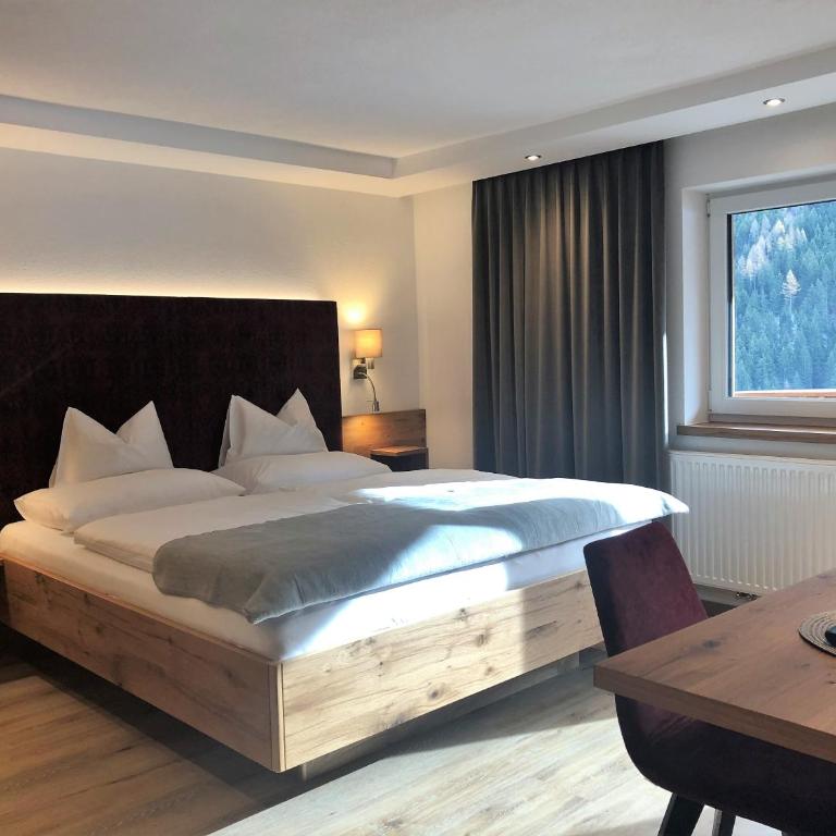 Hotel Garni Central - Zimmer - Studios - Apartments - Superior Doppelzimmer - 1