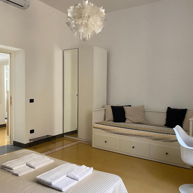 Vesevo Rooms - Camera Tripla con Bagno Privato Esterno - 2