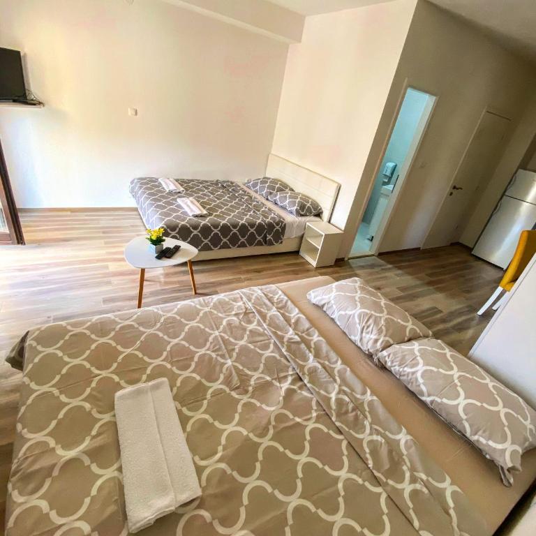Apartmani Ivković+ - Deluks Queen Soba sa 2 Velika Bračna Kreveta (Queen) - 4