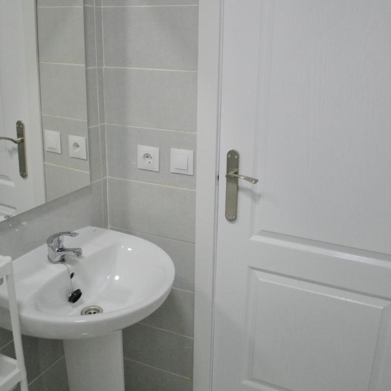 Genius Apartments - One-Bedroom Apartment - 2