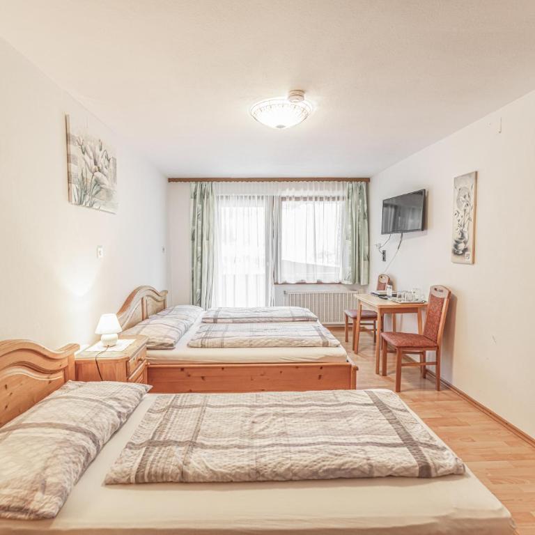 Urlaub am Bauernhof Feldbauer - Dreibettzimmer mit Balkon - 7