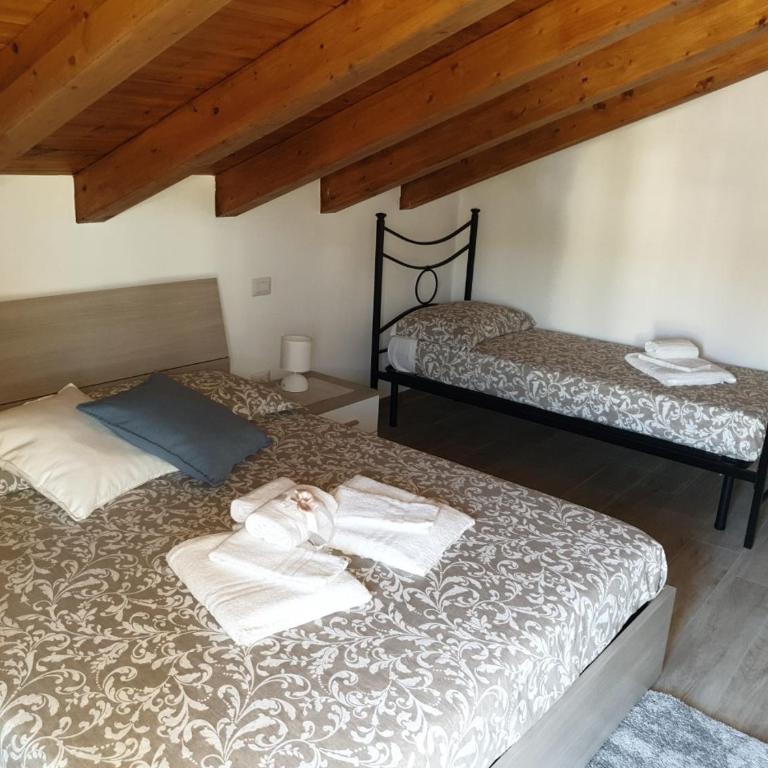 B&B Villa Chiara - Bed And Breakfast - Camera Deluxe Matrimoniale/Doppia con Letti Singoli con Vista Giardino - 1