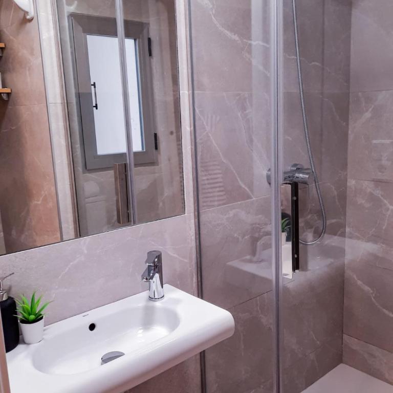 Bonefish Apartment - Three-Bedroom Apartment - 12
