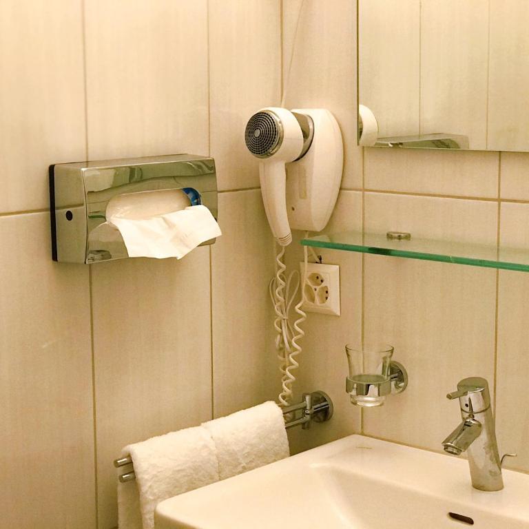 SWISS HOTEL LA COURONNE - Doppelzimmer mit eigenem Bad - 4