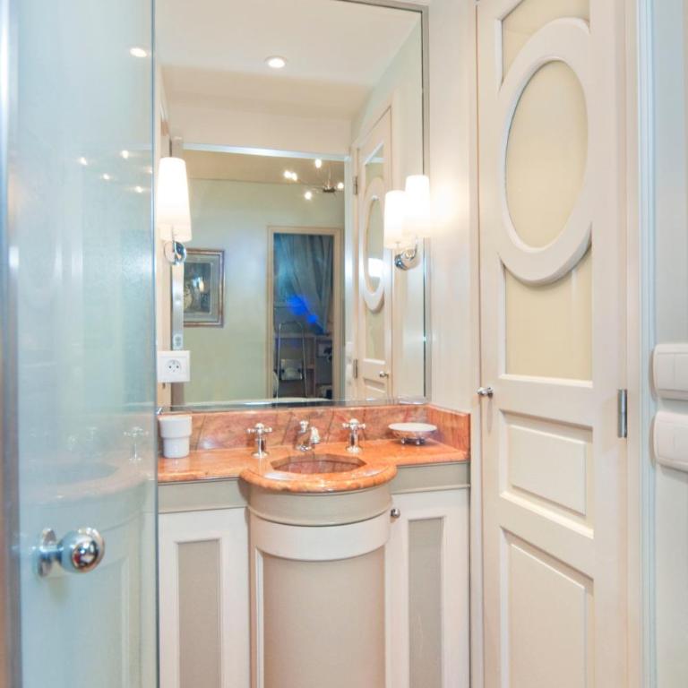 Luxury, Calm and Elegance in the heart of Champs-Elysées with a bottle of Champagne and AC - Appartement 1 Chambre - 10