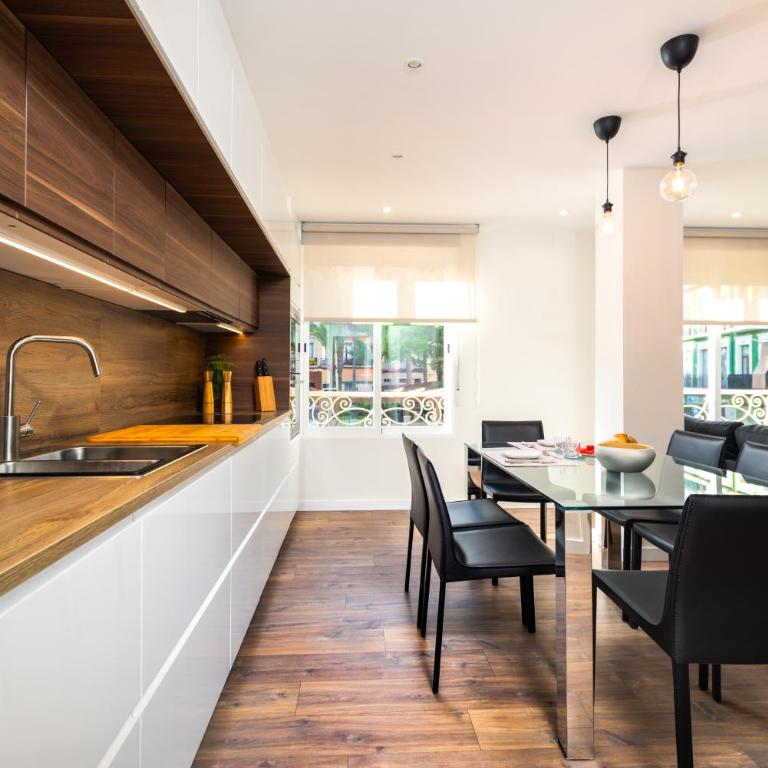 La Casa de los Mapas - Three-Bedroom Apartment - 3