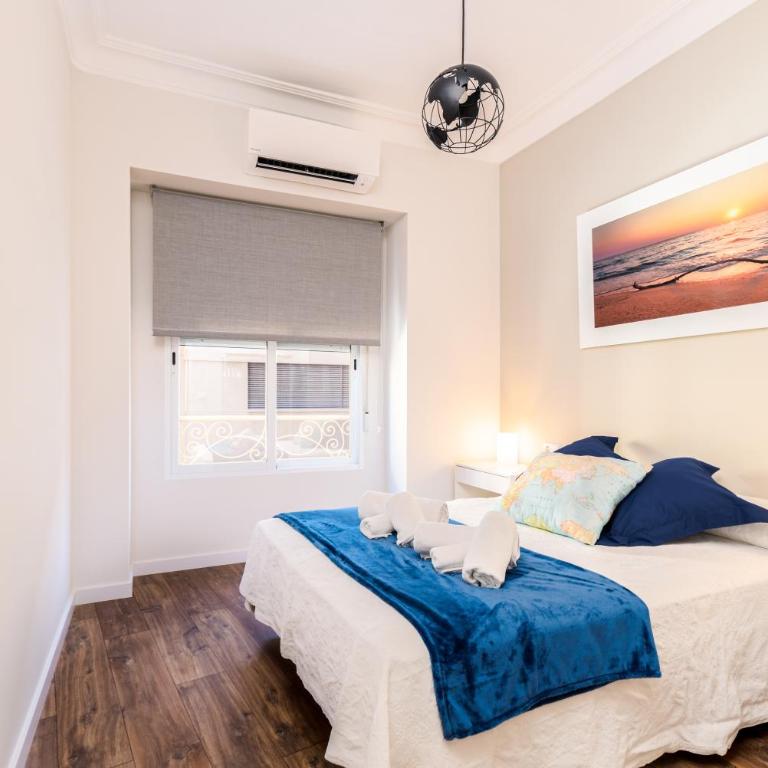 La Casa de los Mapas - Three-Bedroom Apartment - 7