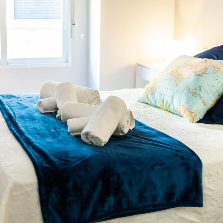 La Casa de los Mapas - Three-Bedroom Apartment - 9
