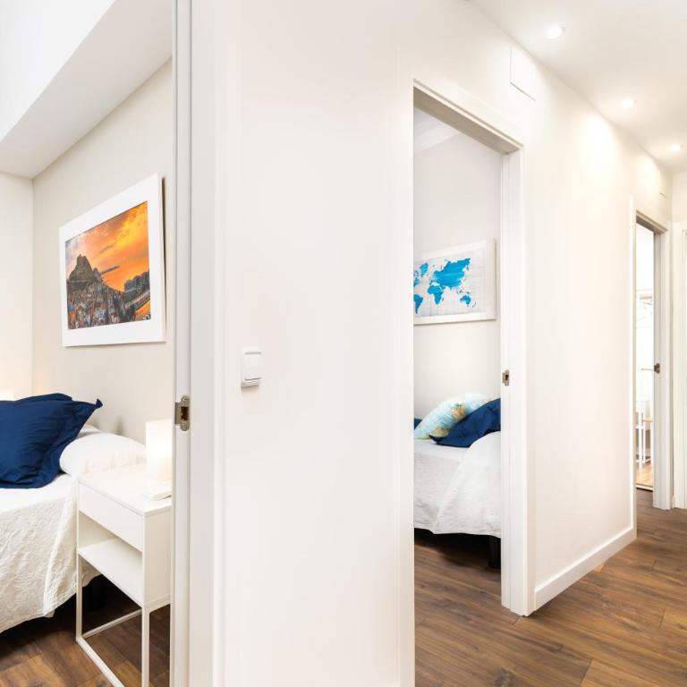 La Casa de los Mapas - Three-Bedroom Apartment - 14