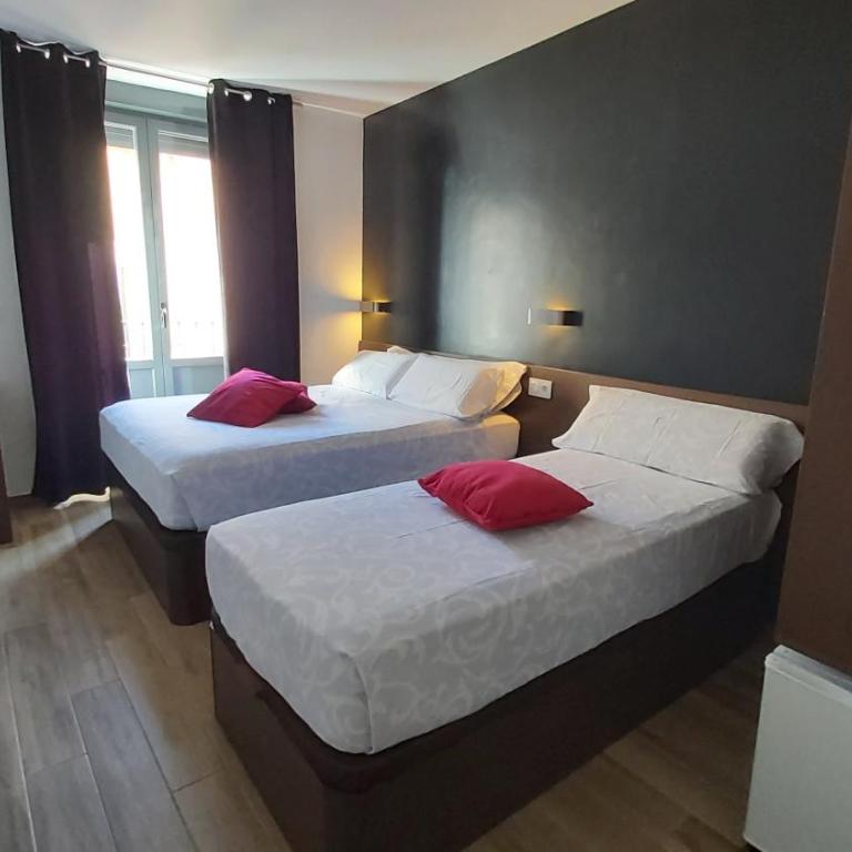 Hostal Corazón de Madrid 1 - Triple Room with Private Bathroom - 11