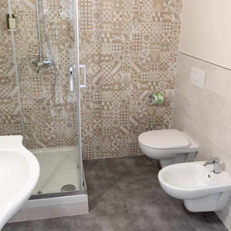 Piccolo Catalunya Hostel - Triple Room with Balcony - 6