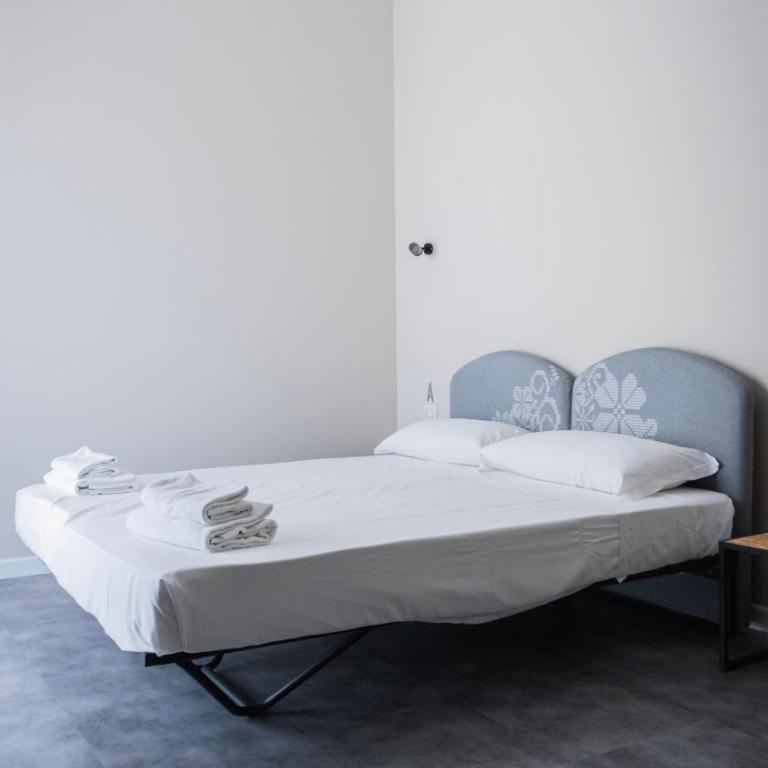 Piccolo Catalunya Hostel - Double or Twin Room with Private Bathroom - 11