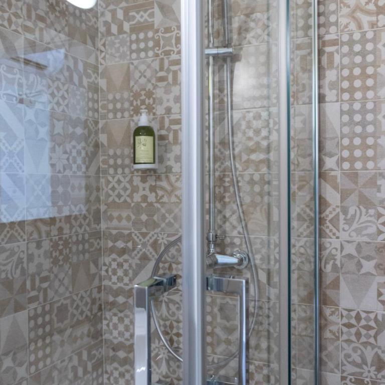 Piccolo Catalunya Hostel - Double or Twin Room with Private Bathroom - 8