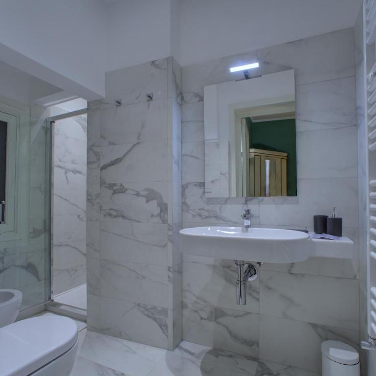 Palazzo Pastura B&B and Apartments - Deluxe King Room - 12