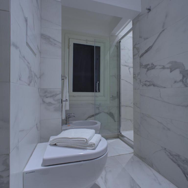 Palazzo Pastura B&B and Apartments - Deluxe King Room - 11