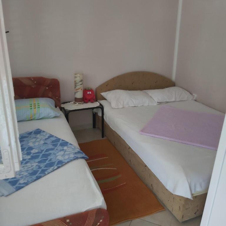 Apartment Miki - Dvokrevetna Soba sa Bračnim Krevetom i Balkonom (3 Odrasle Osobe) - 1