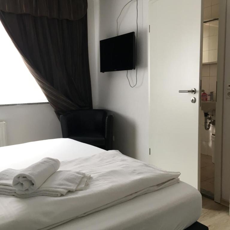 Pension Alis Augsburg - Camera Matrimoniale con Letto Supplementare - 2