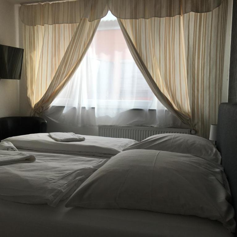 Pension Alis Augsburg - Camera Matrimoniale con Letto Supplementare - 1