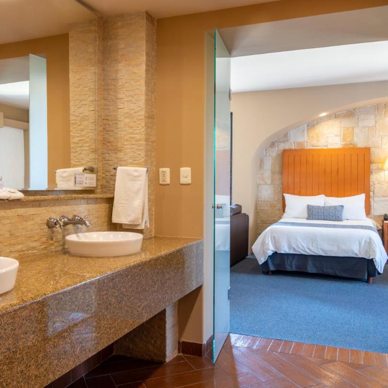 Hotel Flamingo Inn - Suite with Spa Bath - 3