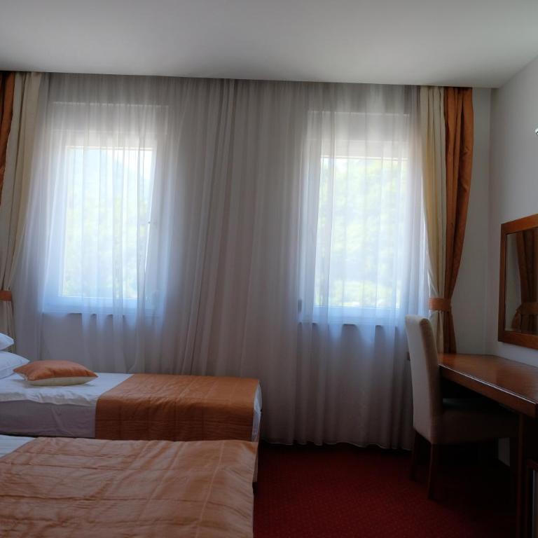 Motel Mujanic Sarajevo - Deluks Dvokrevetna Soba sa Bračnim Krevetom/Zasebnim Krevetima i Balkonom - 12