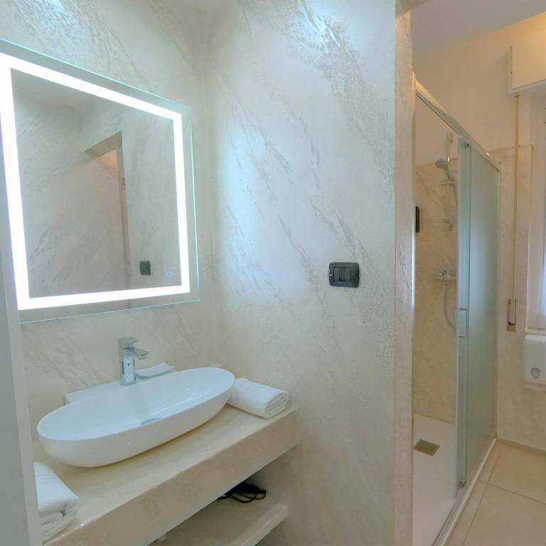 Gold Hotel - Camera Matrimoniale Comfort - 3